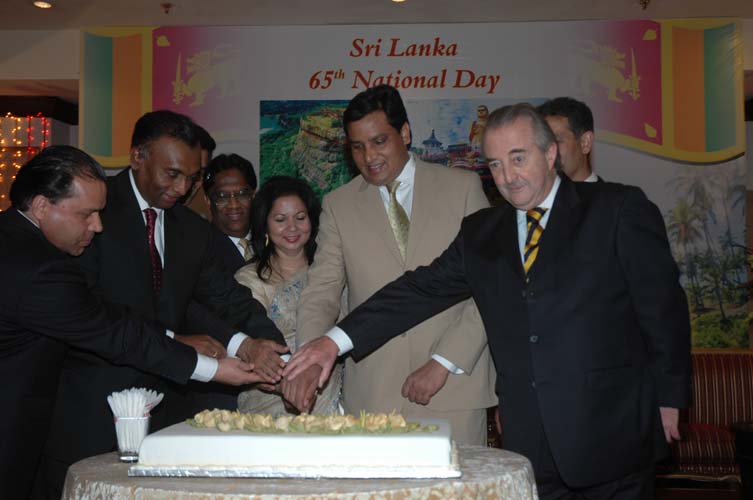 Cut_the_Cake_by_High_Commissioner_Chief_Guest_and_Dean_of_Diplomatic_Corp_and_SAARC_High_Commissioners
