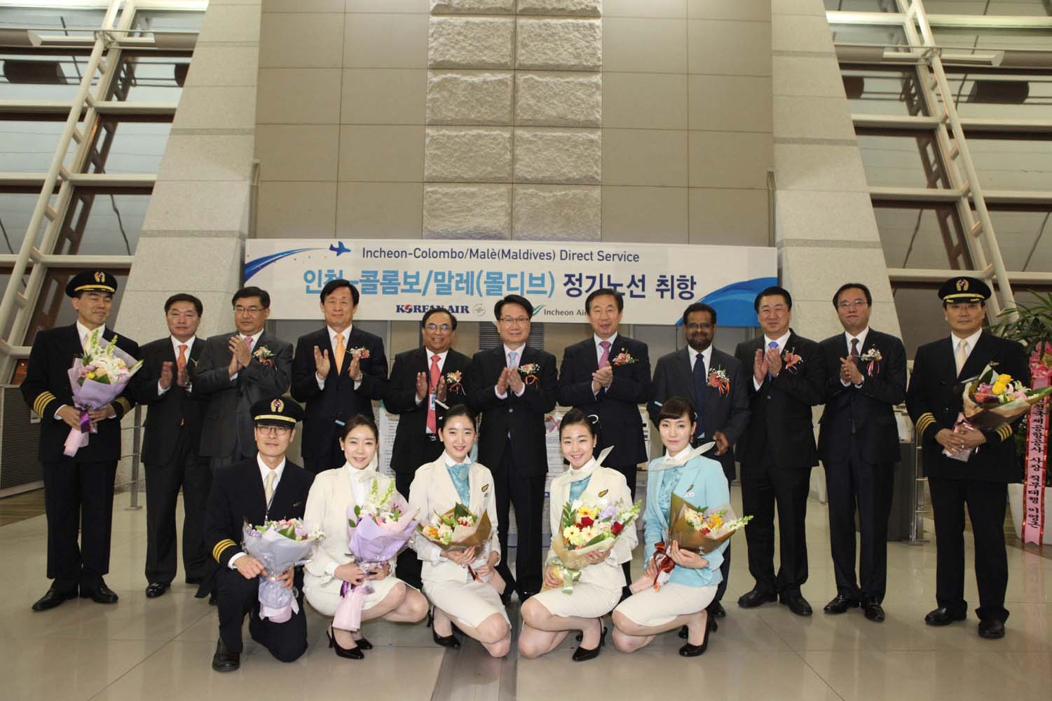 Group_Photograph_Taken_with_the_Pilots__Cabin_Crew__Mr._Chang_Hoon_Chi_President__C.O.O_of_Korean_Air_Mr._Tissa_WijeratneAmbassador_after_the_inaugaration