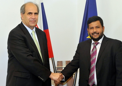 Minister_with_Peter_Burian_1