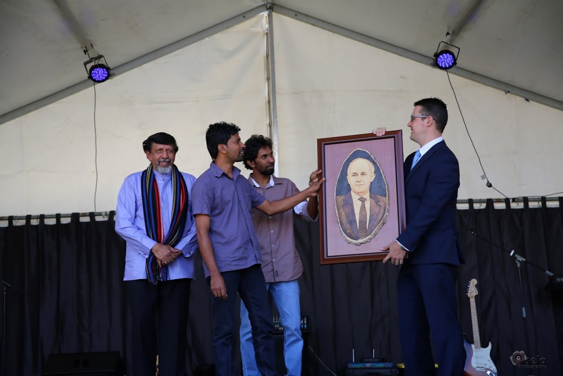 Portrait_of_the_Australian_PM_using_burnt_wood_technique_being_presented_by_Thermal_Arts