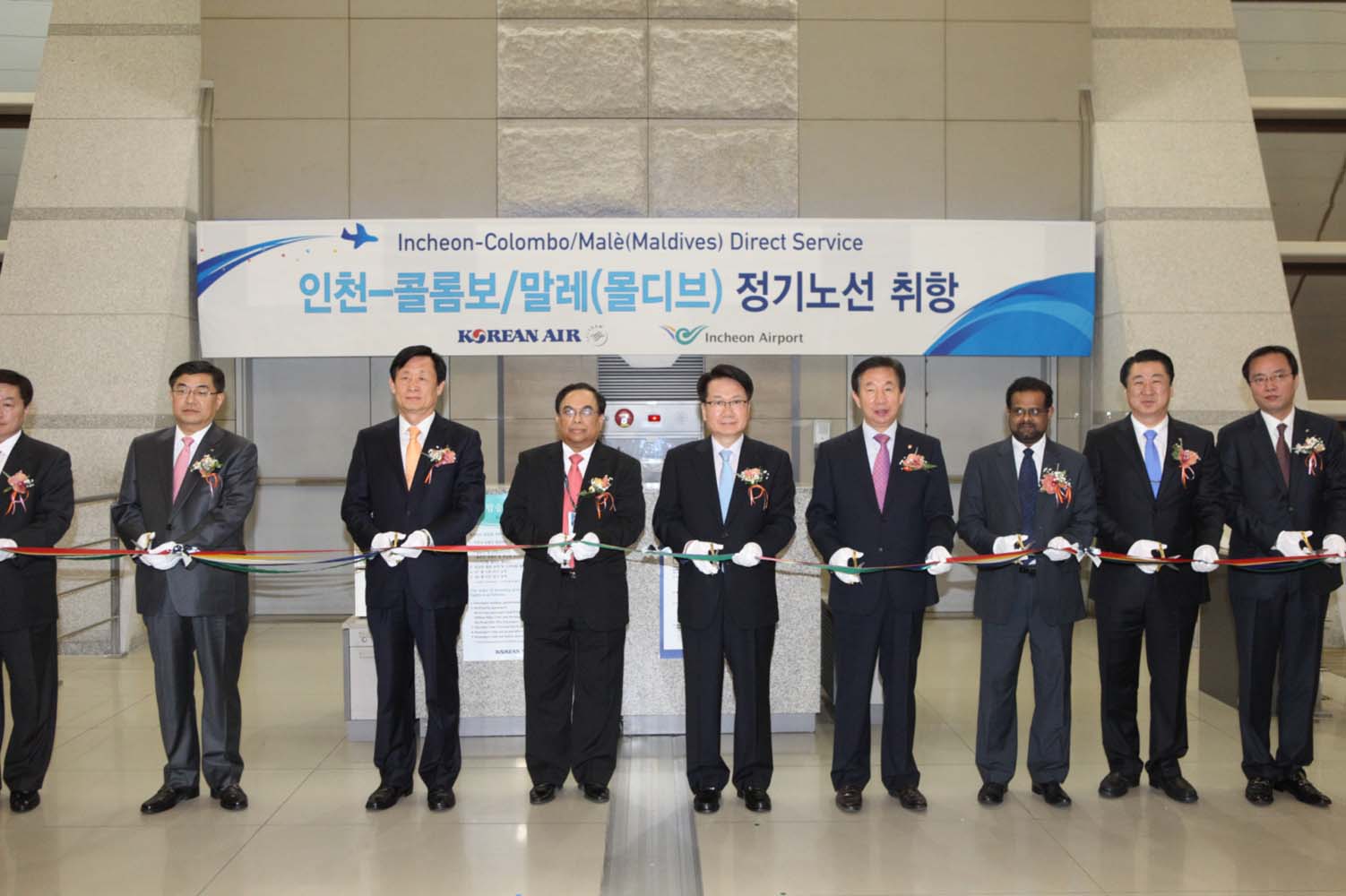 Tape_Cutting_Ceremony_in_Inaugarating_the_Flight_by_Mr._Chang_Hoon_Chi_President__C.O.O_of_Korean_Air_Mr._Tissa_Wijeratne_Ambassador_for__Sri_Lanka_in_Korea