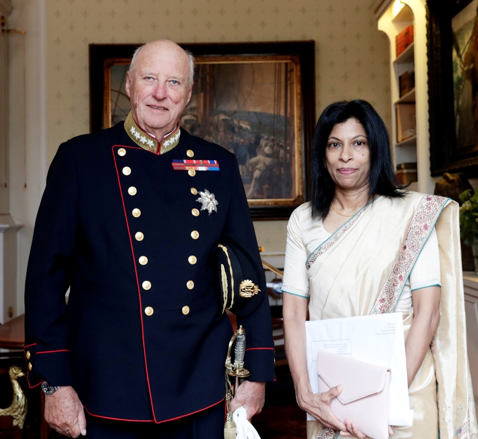 OSLO 20180906. Kong Harald tar imot Sri Lankas nye ambassadør, Arusha Cooray, til audiens på slottet torsdag Foto: Berit Roald / NTB scanpix