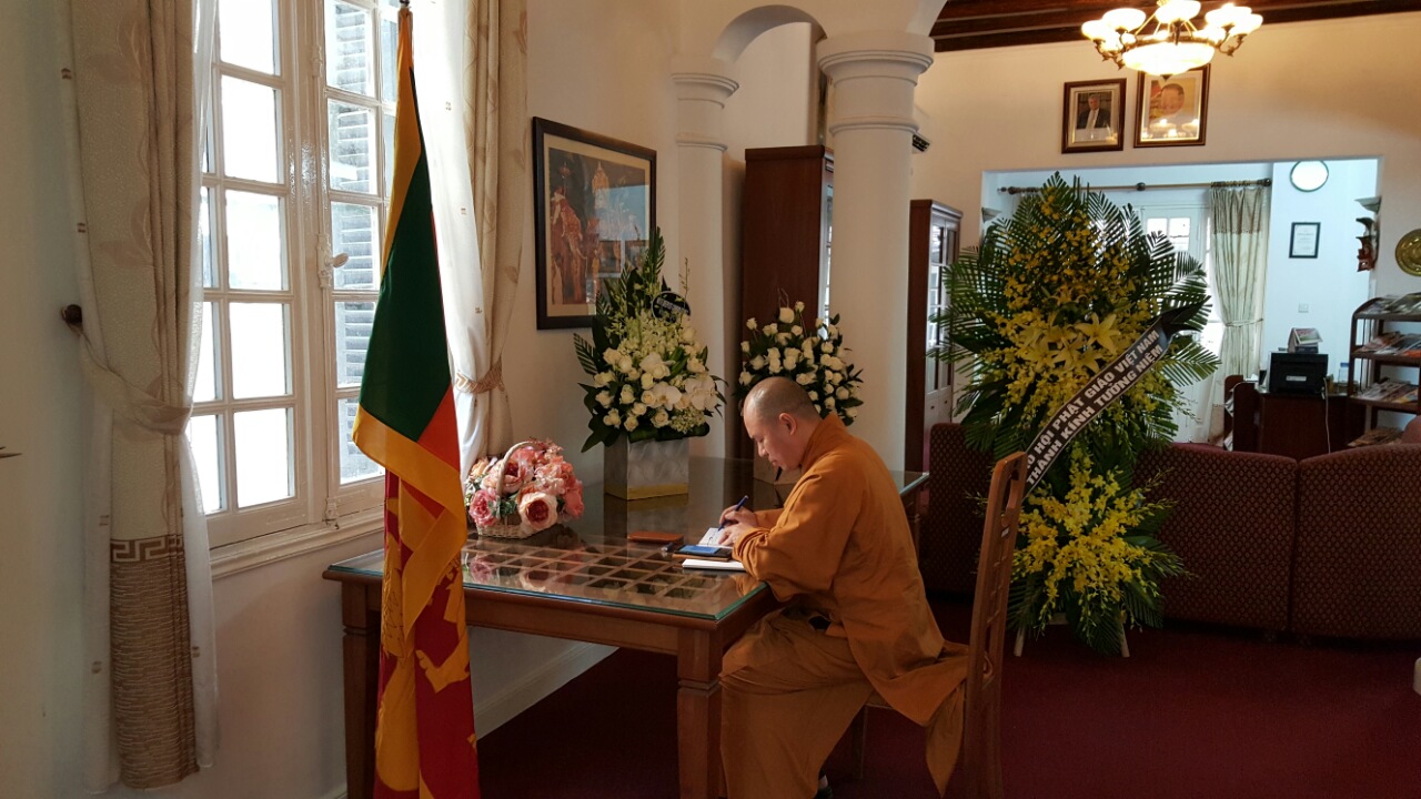 Image 03 - Signing the Book of Condolences by Ven. Dr. Thich Duc Thien, Secretary General of Vietnamese Buddhist Sangha