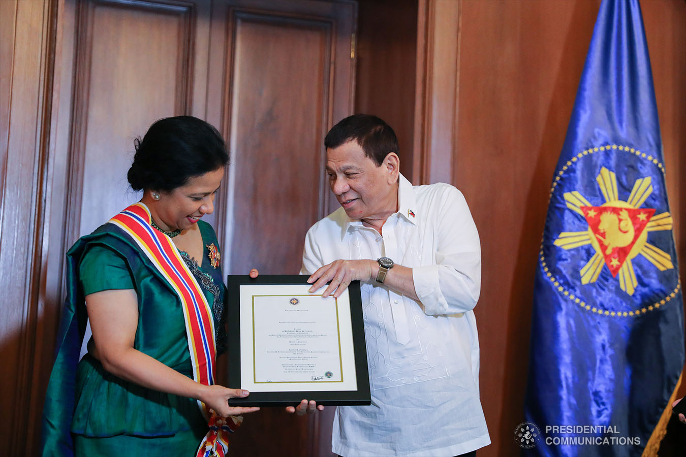 President Rodrigo Roa Duterte confers the Order of Sikatuna with the Rank of Grand Cross (Datu), Gold Distinction on outgoing Ambassador of the Democratic Socialist Republic of Sri Lanka to the Philippines Aruni Ranaraja who paid a farewell call on the President at the Malacañan Palace on June 18, 2019. ALFRED FRIAS/PRESIDENTIAL PHOTO